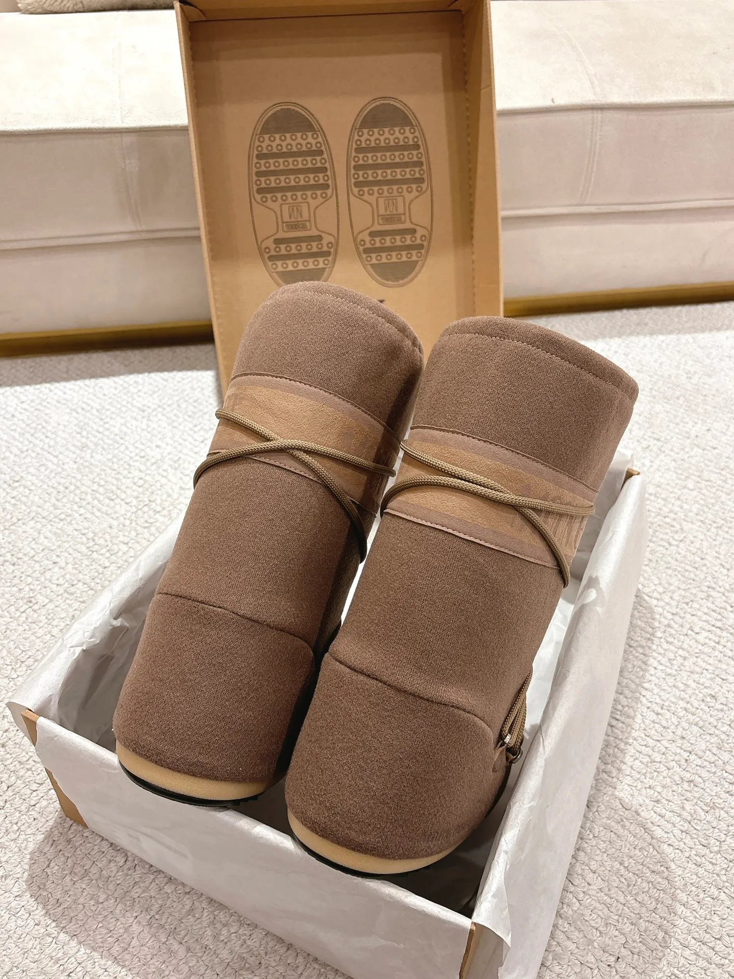 p660 [Exclusive top quality | New upgrade] Moon Boot 2025 autumn and winter hot snow boots are here! Don’t just focus on UGG anymore, fashionistas have already changed to these "ugly moon boots" ✨ 🔥Forget UGG! The Moon Boot that was once popular throughout the millennium is back! At that time, Paris Hilton, Victoria Beckham and other top icons were wearing it. Now with the strong return of the Y2K trend, the same QQ show outfit is a must-have for young people!  👢Hidden within 4cm, the legs are slimmer. 💫Looks fluffy, but actually looks slimmer. ❄️Full marks for thermal insulation, no longer cold in winter. 🌟Same style for men and women, regardless of left or right, easy to match. Don’t look at it’s cute appearance, but it instantly transforms into a trend focus! If you want both warmth and style, this is a must-have! ❶Material: original customized nylon cloth ❷Lining: original 100% silk cotton liner ❸Feet: original 100% silk cotton liner ❹Outsole: original molded two-color non-slip outsole ❺Sole thickness: 4cm (including inner height increase) ❻Code number: 35/38; 39/41 ❼Packaging: original full set of packaging ☀Color: official website updated simultaneously
